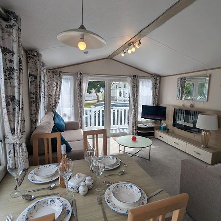 Lovely Bright And Airy Caravan On The 5 Star Shorefield Country Park Entertainment Passes Included ميلفورد أون سي المظهر الخارجي الصورة