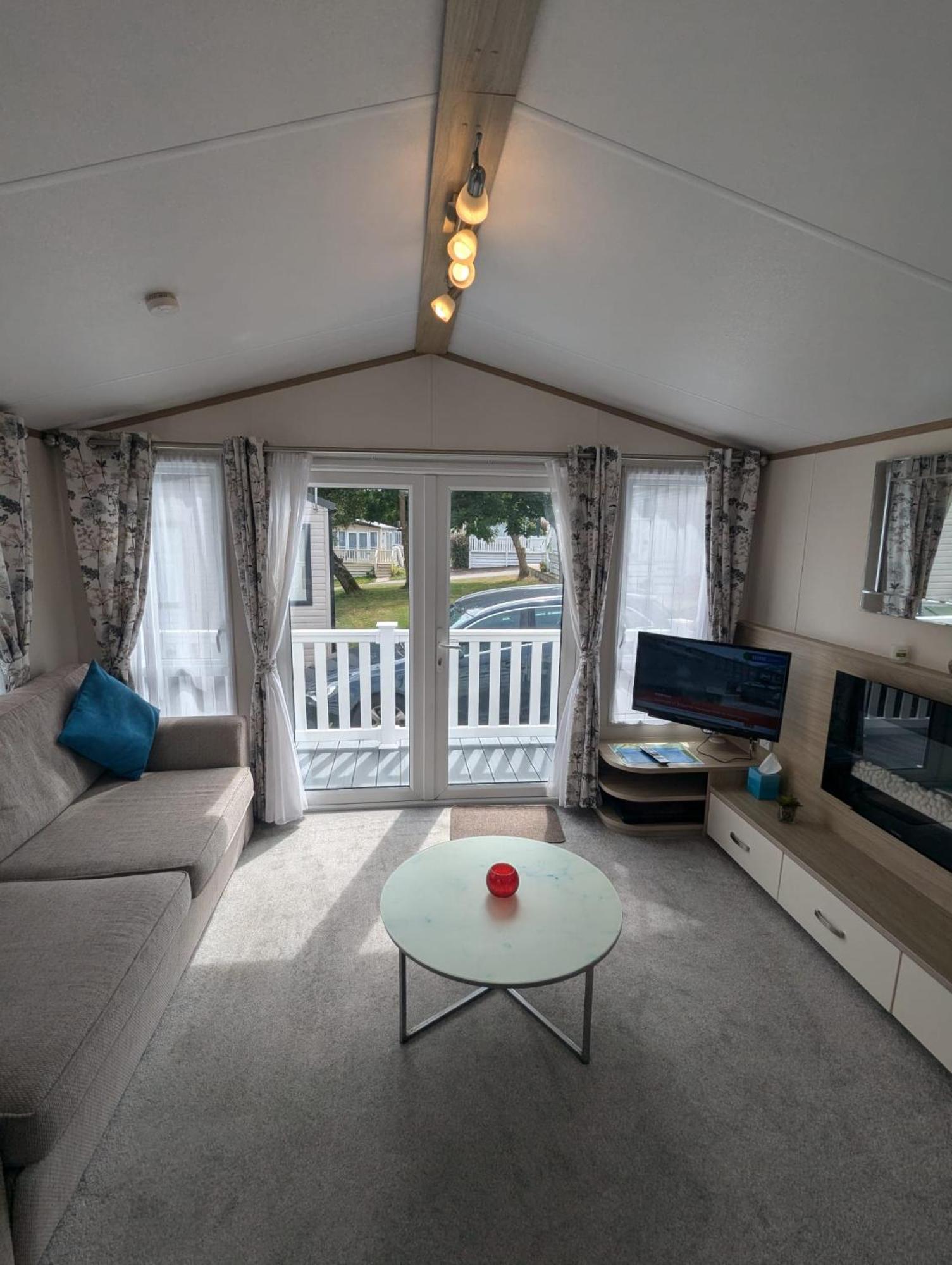 Lovely Bright And Airy Caravan On The 5 Star Shorefield Country Park Entertainment Passes Included ميلفورد أون سي المظهر الخارجي الصورة